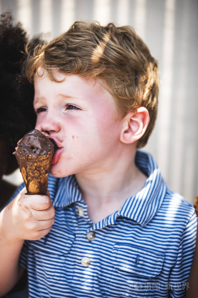特写肖像可爱的孩子吃美味的巧克力冰淇淋