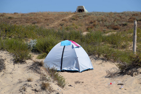 沙滩上的旅游帐篷。沙滩上的游客泊车