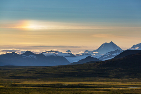 风景如画的群山在阿拉斯加