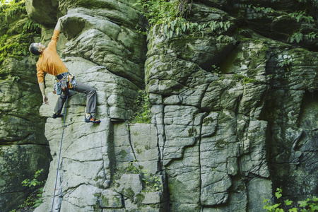 一名年轻男子爬在峡谷