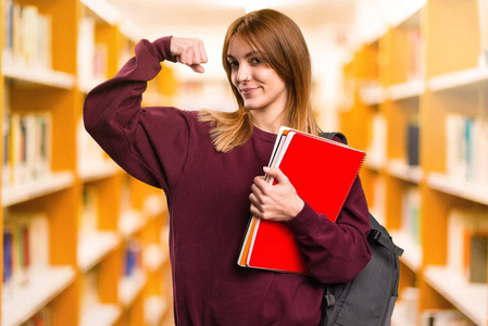 学生妇女在不专心的背景下做出强烈的手势