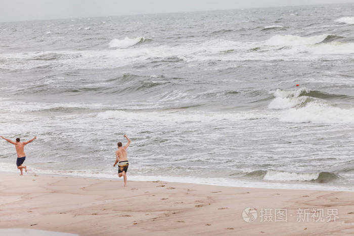 放松在海滩上的男人