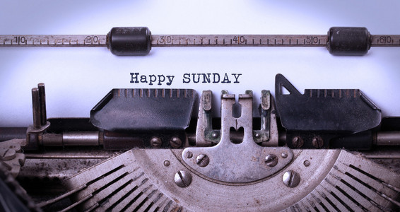 老式打字机特写快乐星期天