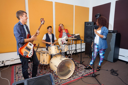 练习唱卡拉 ok唱诗班唱歌合奏平面图标集合男声乐教练教小女孩唱歌