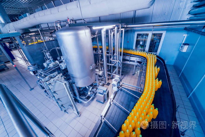 带果汁或水的瓶子的传送带.现代化设备