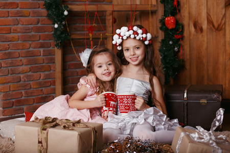 小女孩用针织圣诞杯图片