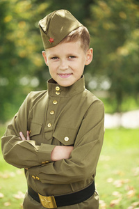 在苏联军队的军事制服的小男孩男孩庆祝 7 月 4 日多族裔儿童户外一个