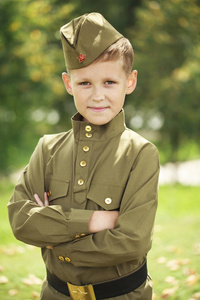 在苏联军队的军事制服的小男孩照片