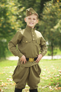 在苏联军队的军事制服的小男孩照片