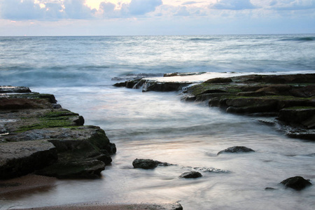 海滩和海上日落颜色的背景