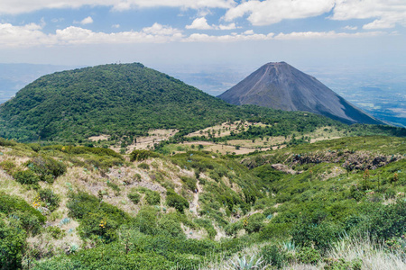 佛得角火山 左, Izalco 火山 右, 萨尔瓦多