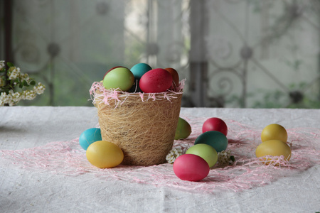 在篮子里的不同颜色的复活节彩蛋