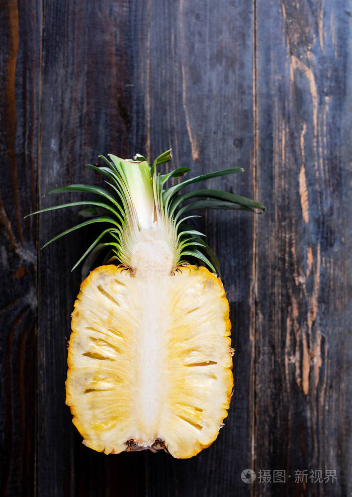 一半菠萝在木背景, 热带果子