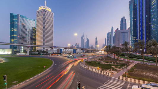交通在交叉路口和桥上的酋长扎耶德路周围的摩天大楼天到晚上过渡 timelapse。从上面的看法在迪拜在晚上, 阿拉伯联合酋长国
