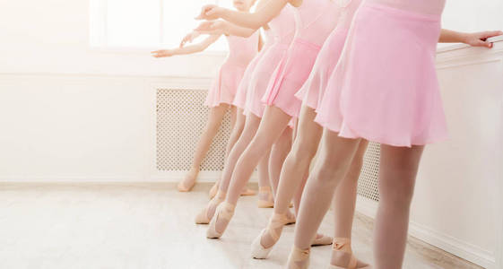 芭蕾舞的背景下，年轻的芭蕾舞演员培训