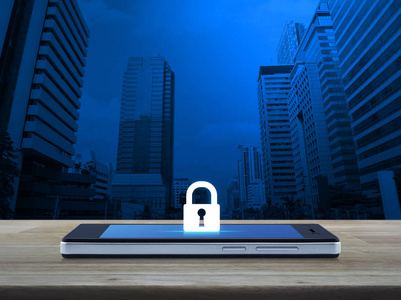 现代智能手机屏幕上的关键图标办公城塔上的木桌, 商业网络安全与安全理念
