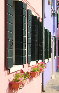 系列阳台在欧洲城市与房子的彩色墙壁