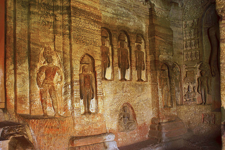 洞穴 4 吉安娜 Tirthankara 图像刻在内柱和墙壁。有 Yakshas, Yakshis, Padmavati 和其
