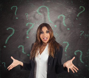 绿色问号背景的困惑的女商人照片