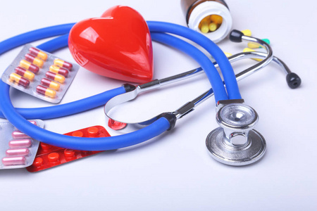 听诊器和红色心脏, 彩色药丸, 片剂, 胶囊水泡为药房和医学