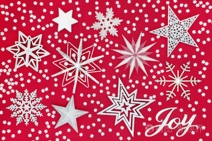 圣诞快乐标志与明星和雪花摆设装饰红色背景 节日节日传统圣诞贺卡照片 正版商用图片0qz0n4 摄图新视界