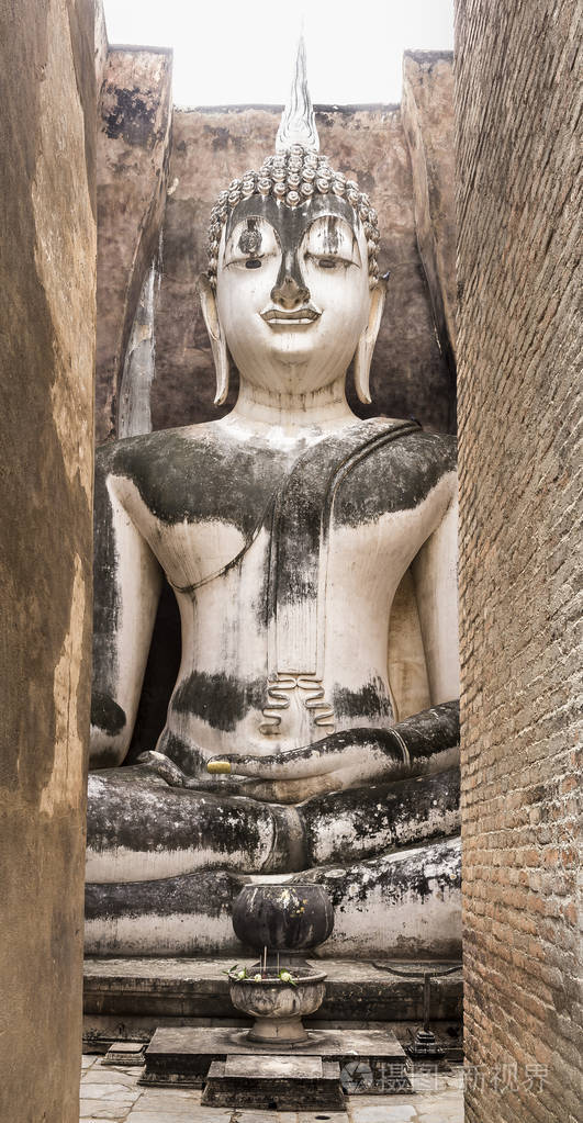 泰国素可泰历史公园交叉腿的大佛雕像