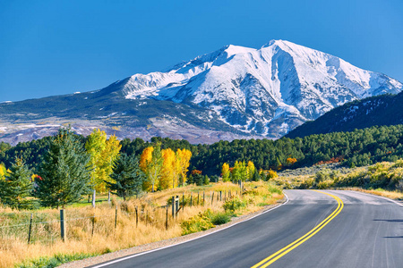 在科罗拉多州的高速公路在秋季, 美国。芒 Sopris 景观