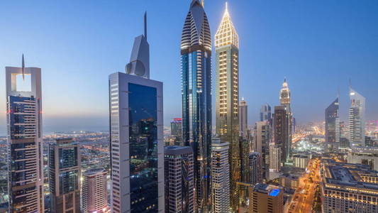 在阿联酋迪拜的扎耶德路和 Difc 天夜过渡 timelapse 的建筑物的天际线视图。在金融中心的摩天大楼在日落后的上空鸟瞰