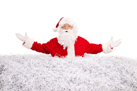 圣诞老人被困在一堆碎纸
