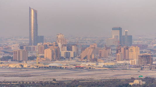 鸟瞰到节日城区 timelapse 包括公寓, 酒店, 购物中心和娱乐场所。从迪拜市中心日落的最高视图。阿联酋迪拜