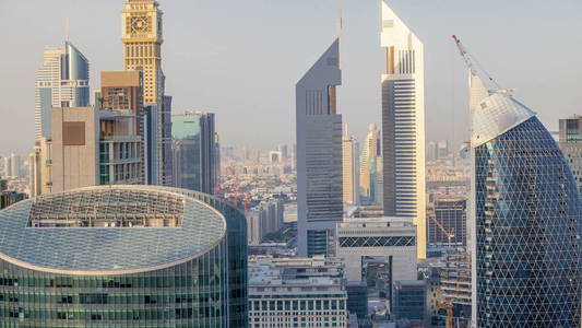 在阿联酋迪拜的扎耶德路和 Difc timelapse 大厦的天际线景观。位于金融中心的摩天大楼在日落前上空鸟瞰