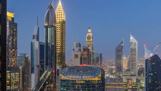 在阿联酋迪拜的扎耶德路和 Difc 天夜过渡 timelapse 的建筑物的天际线视图。在金融中心的摩天大楼在日落后的上空鸟瞰