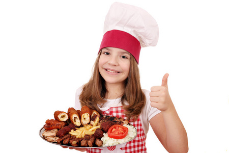 快乐的小女孩用烤肉和拇指做饭