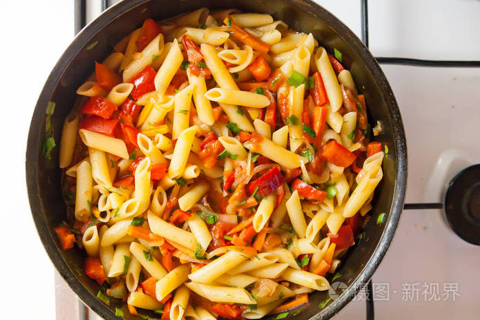 意大利通心粉通心粉配番茄汁和辣椒粉