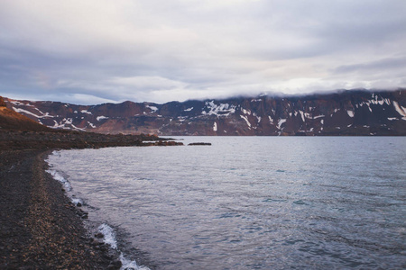 冰岛巨人 Askja 拥有两个口湖，冰岛的视图