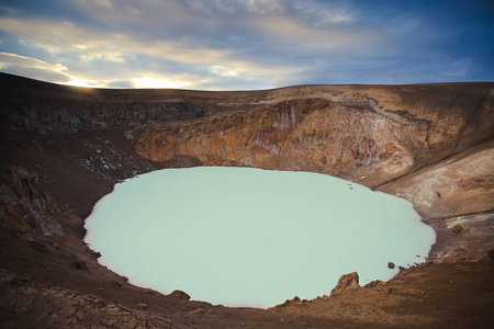 冰岛巨人 Askja 拥有两个口湖，冰岛的视图