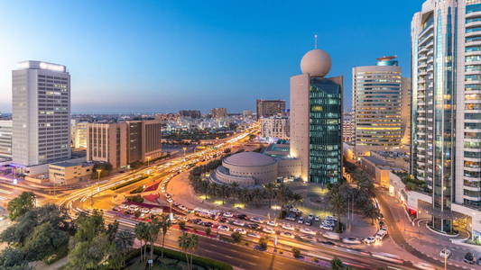 哈姆丹迪拜小溪地区被现代建筑所包围, 繁忙的交通街道每天到深夜过渡