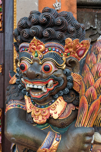 印尼巴厘岛庙门龙木雕塑图片