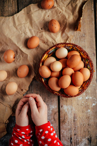 关闭在篮子里的鸡蛋。顶视图的鸡蛋在碗里。棕色的 e