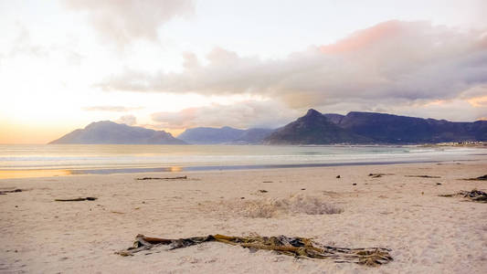 南非开普敦 Noordhoek 海滩日落时的戏剧性天空