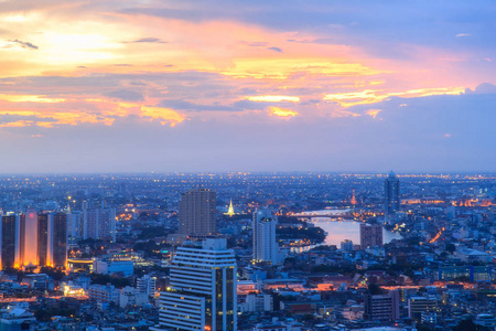 曼谷市夜景与落日的天空