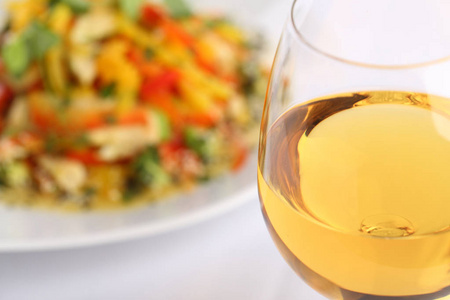 白葡萄酒玻璃和食品背景, 蔬菜沙拉