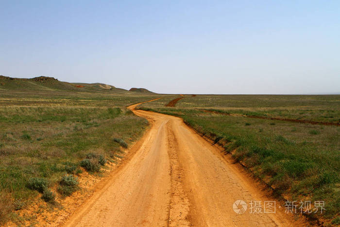 在草原的干泥路