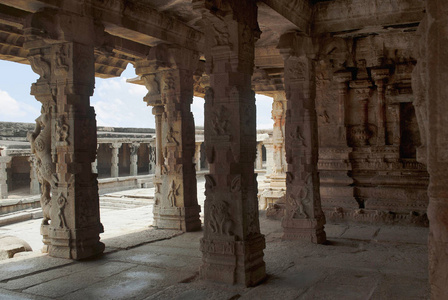 雕刻的柱子的 mandapa, 奎师那寺庙, 亨比, 卡纳克, 印度。内部视图。神圣的中心。在背景中看到一个大的打开 praka