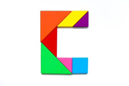白色背景下英文字母 c 形状的彩色七巧板拼图照片