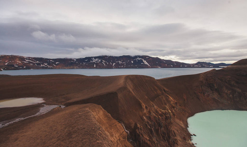 冰岛火山巨人 Askja 拥有两个火山口湖，冰岛的视图
