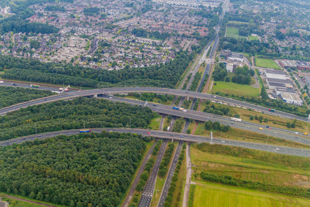 荷兰埃因霍温附近一条多车道公路鸟瞰图