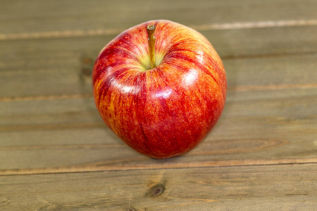 红苹果等着吃在餐桌上