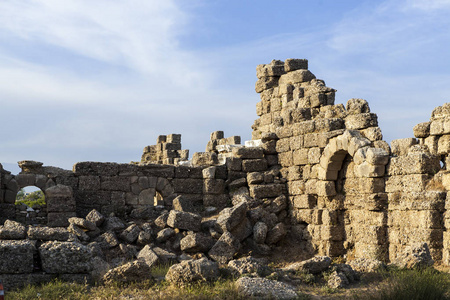 与古代遗址和阳光灿烂的夏天一天的美丽背景。老毁了这座古城墙