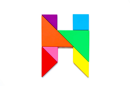 彩色七巧板拼图在白色背景下的英文字母 h 形状照片